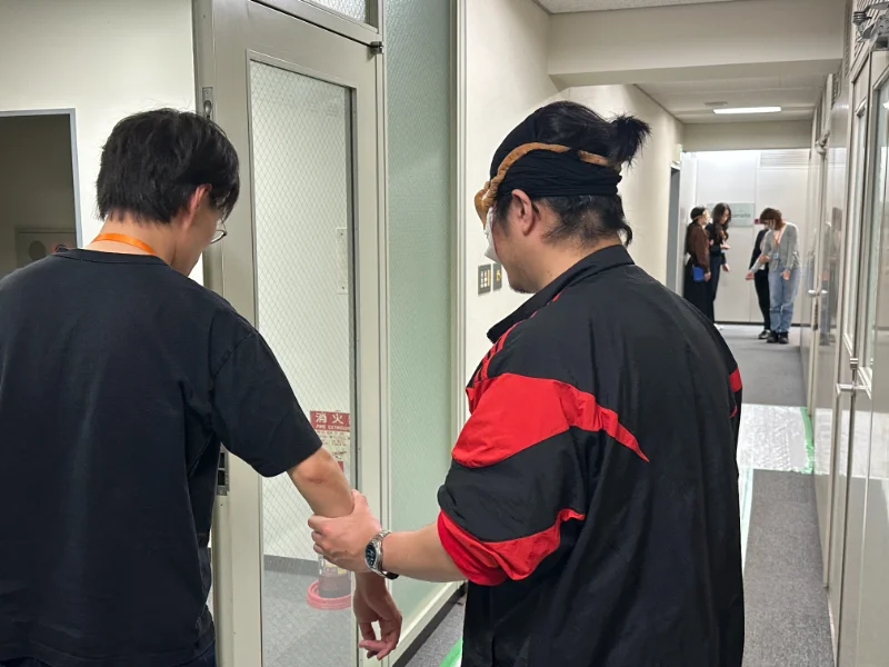 視覚障害のある方への介助支援方法についての研修風景（実践）