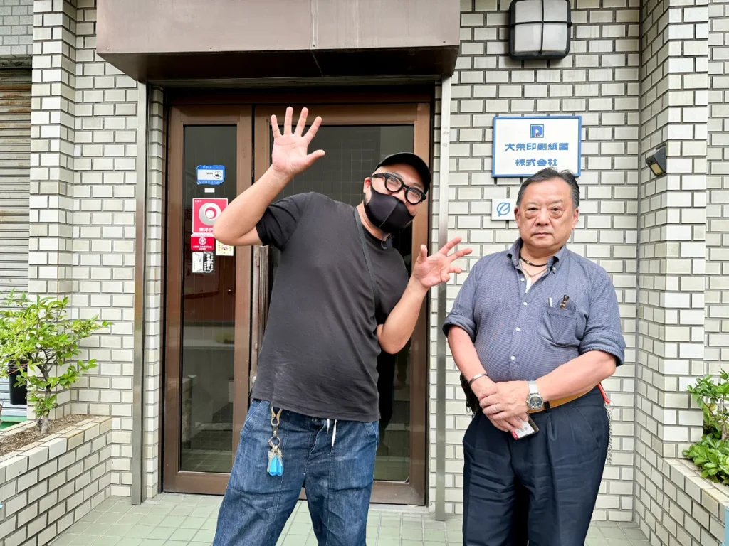 Hirofumi Kaminaka氏（左）と大栄印刷紙器株式会社ご担当様（右）