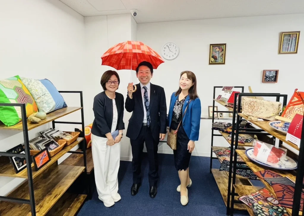 写真左から 代表の下川 弘美、梅村 さとし議員、矢田 稚子顧問