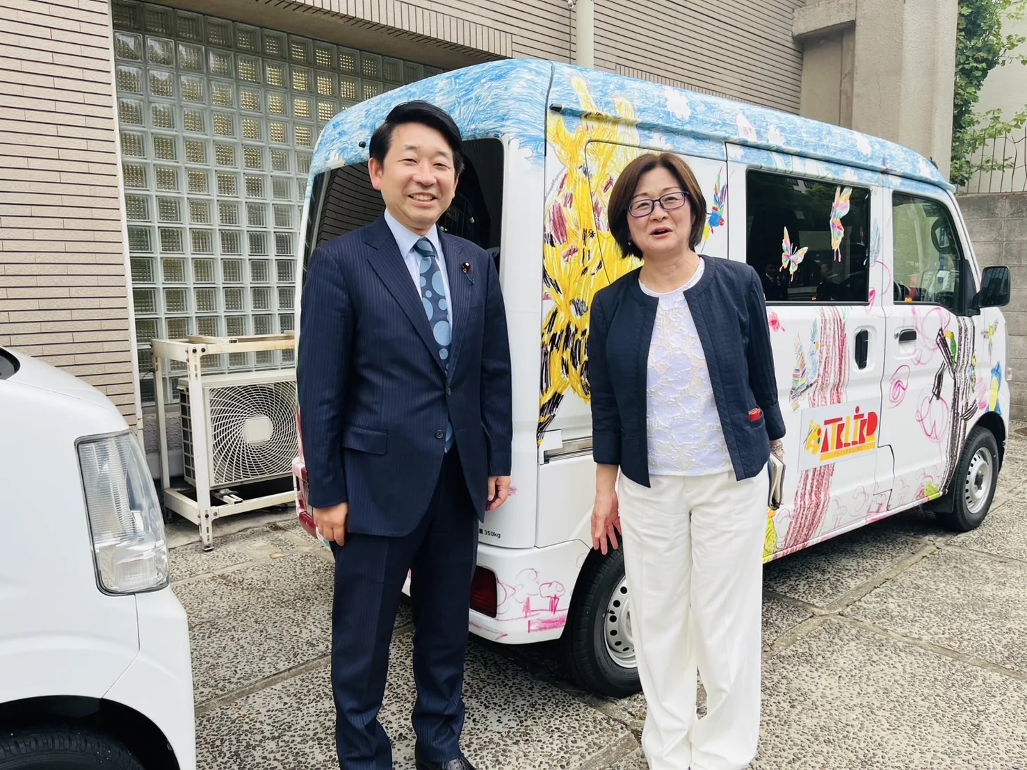 児童と就労者共同デザインの社用車