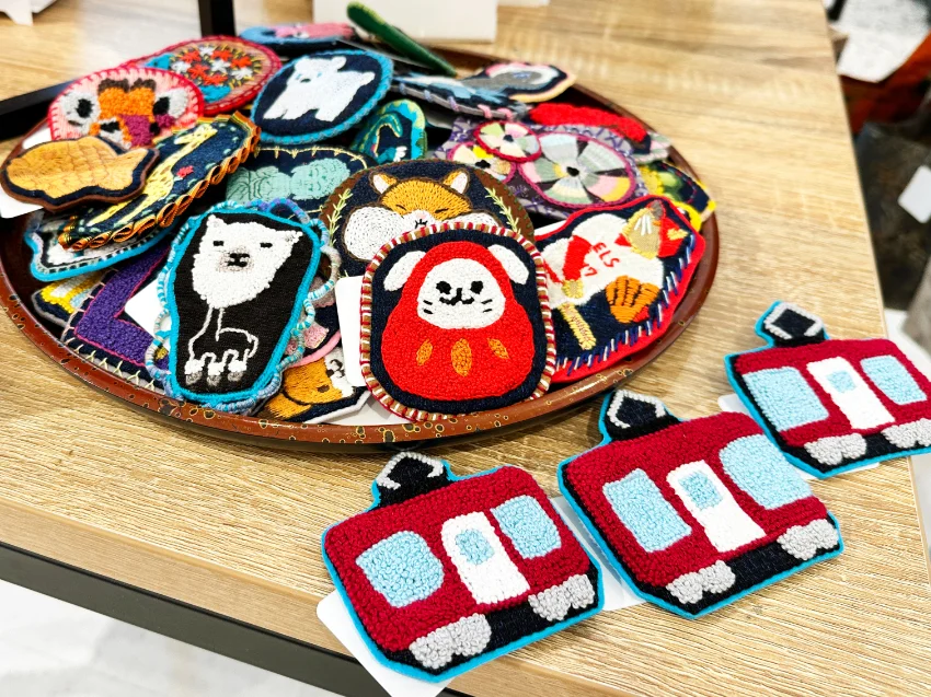 販売商品「刺繍ブローチ」