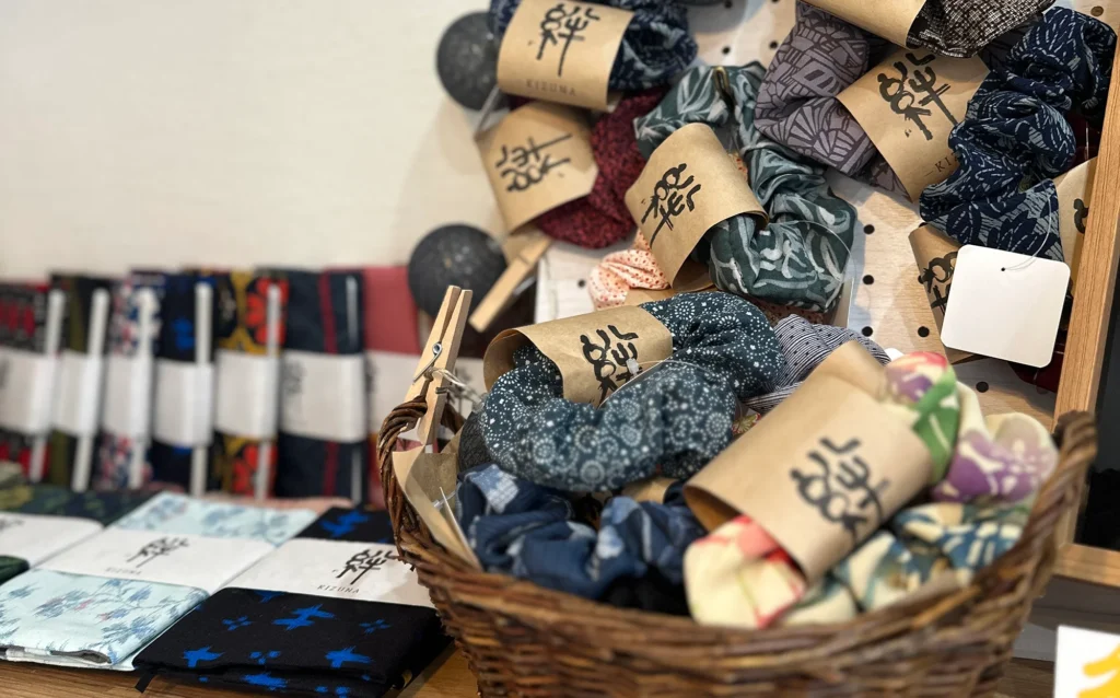 アンテナショップで販売中のシュシュ