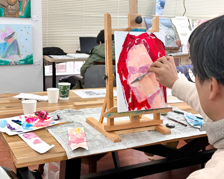 障害者アーティストの制作風景