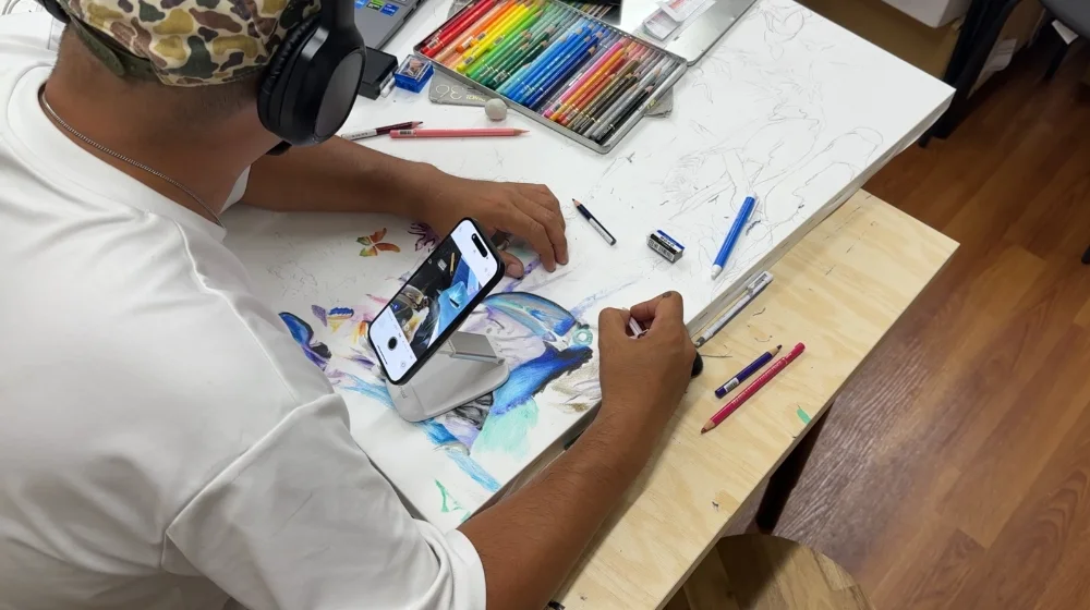 最新作は特殊な描き方のためスマートフォンが手放せない（7月）